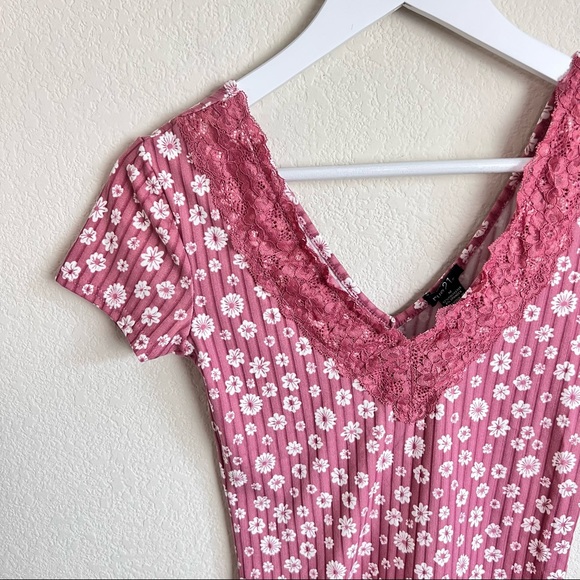 NWT Mauve Ditsy Floral & Lace V-Neck Short Sleeve Ribbed Blouse - Picture 2 of 8